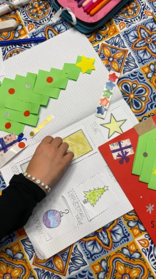 Diamo anche un’occhiata ai bellissimi risultati dell’attività natalizia delle scuole elementari!

Con questo salutiamo la stagione natalizia, ma un nuovo anno significa sempre nuovi lavoretti, quindi rimanete sintonizzati per quello che verrà!

#englishforkids #ingleseperbambini #eslteacher #bilingue #laboratoricreativi #esl #https #artandcrafts #christmastree #alberodinatale #christmascrafts